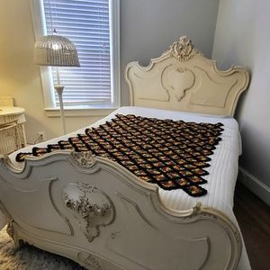 Beautiful vintage throw Afghan blanket